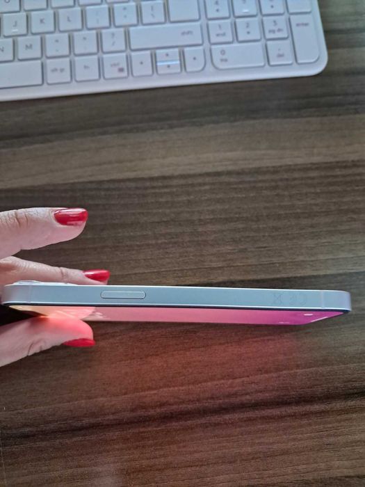 Продавам iphone 13 256gb
