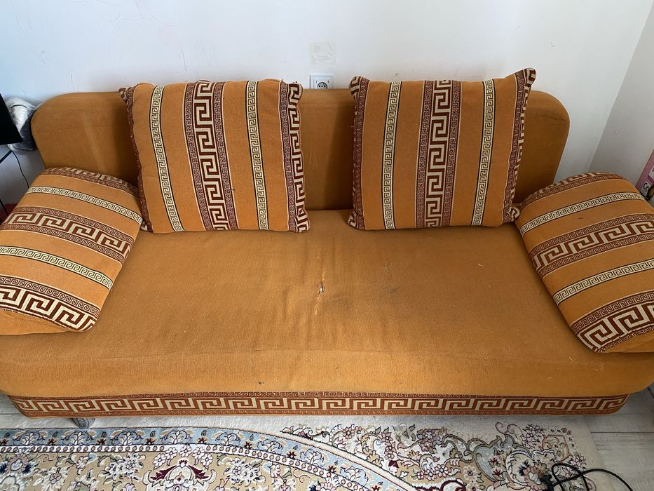 Диван с комплектом подушек