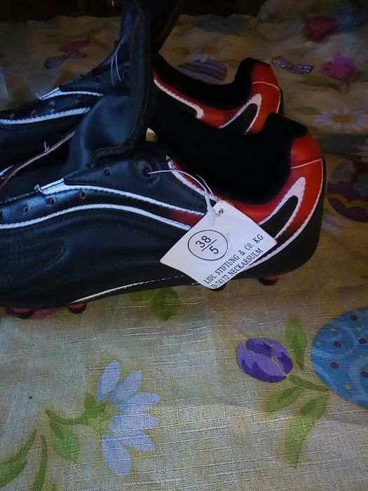 Нови футболни бутонки от естествена кожа.