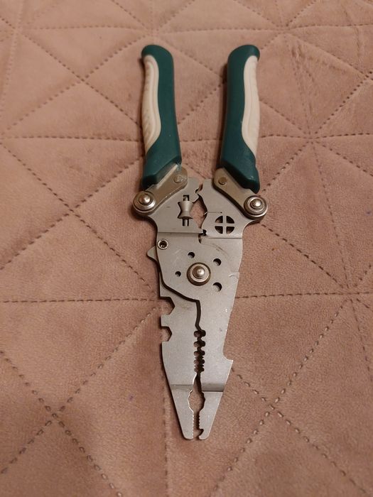 Cleste multifunctional pentru circuite electrice si electricieni