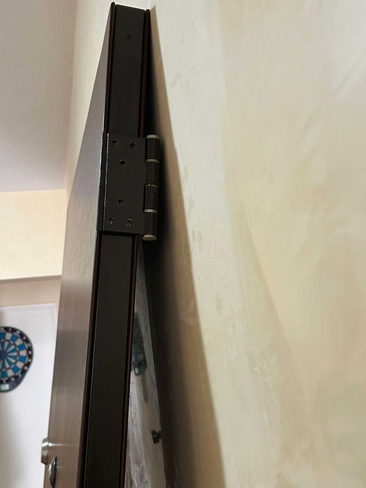 Vand usa metalica culoare maro