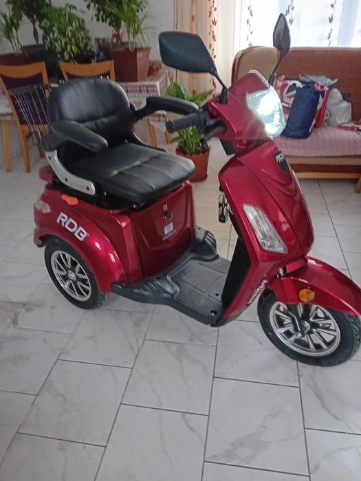 Se vinde acest triciclu este nou ,preț 5.000 de lei ,,negociabil ,,la