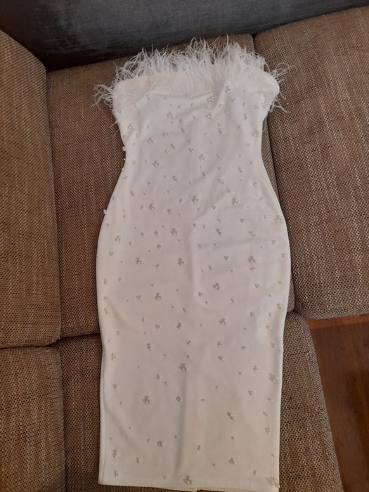 Vând rochie alba cununie.‼️cu perle și pene