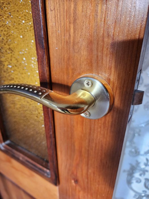 Продам дверь деревянную