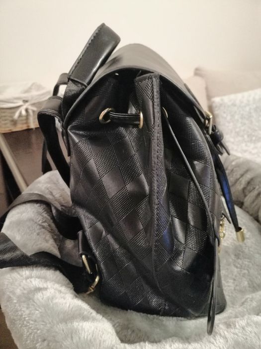 Дамска черна кожена раничка