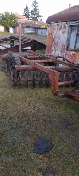 Трактор Болгар със дискова брана плуг и чизел