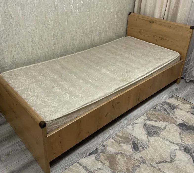 Односпальная кровать с матрасом