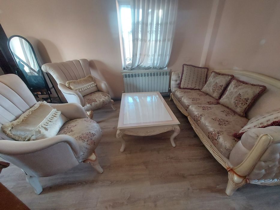 Диван, 2 кресла и журнальный стол