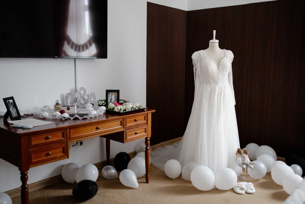 Rochie de mireasă A-line cu trenă, brodată cu mărgele și paiete, curățată profesional