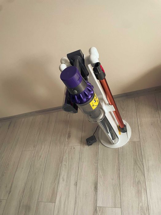 Вертикална прахосмукачка + Док станция  Dyson V10