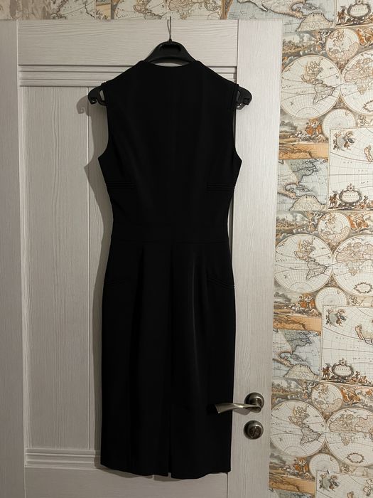 Черное платье до колен