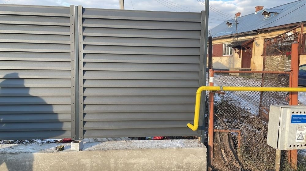 Gard din plasa bordurata, jaluzele, porți, împrejmuiri