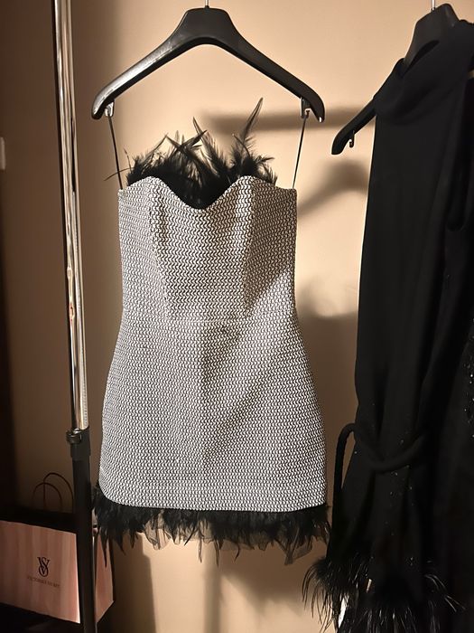 Вечерна рокля с щеаусови пера