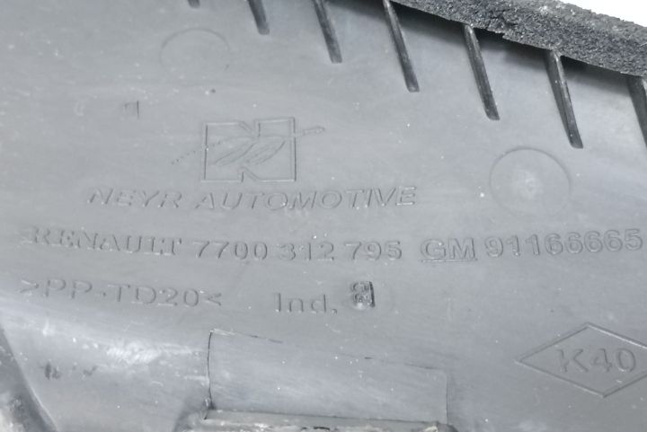 Ornament parbriz stanga 7700312795 Opel Vivaro  seria