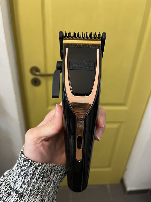 Stand/suport incarcare compatibil cu masini de tuns profesionale Kiepe