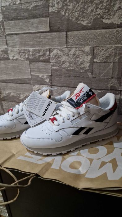 Продам новые кроссовки Reebok Classic Leather «White Black Vector Red»