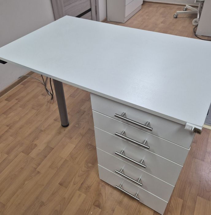 Продам маникюрный стол