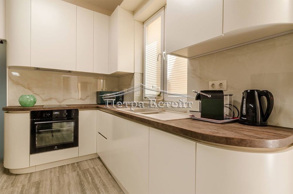 Луксзен тристаен под наем в Варна-Гръцка махала