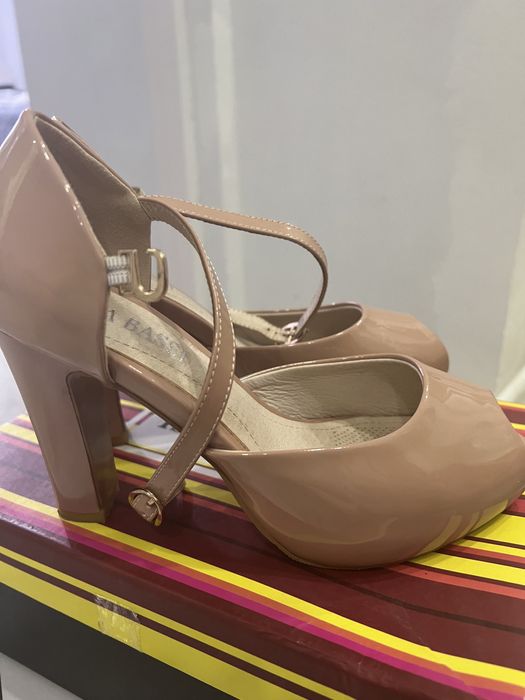 Босоножки в отличном состоянии одевала пару раз                     ..