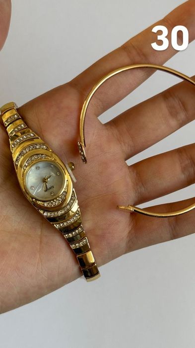 Женские часы с украшениями