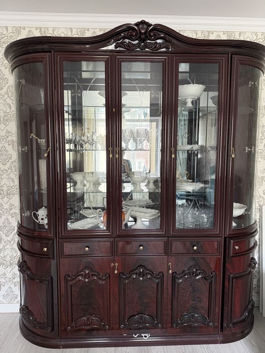 Сервант - ветрина для посуды