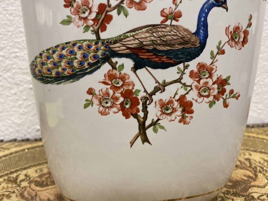 Италианска порцеланова ваза с елипсовидна форма