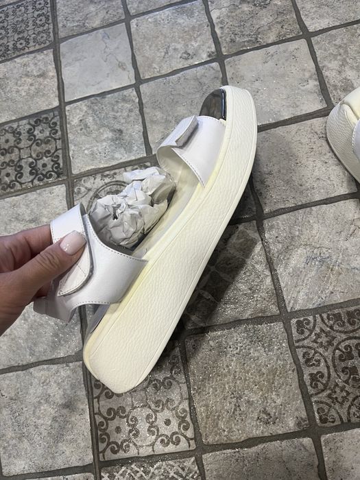 Продам сандали женские