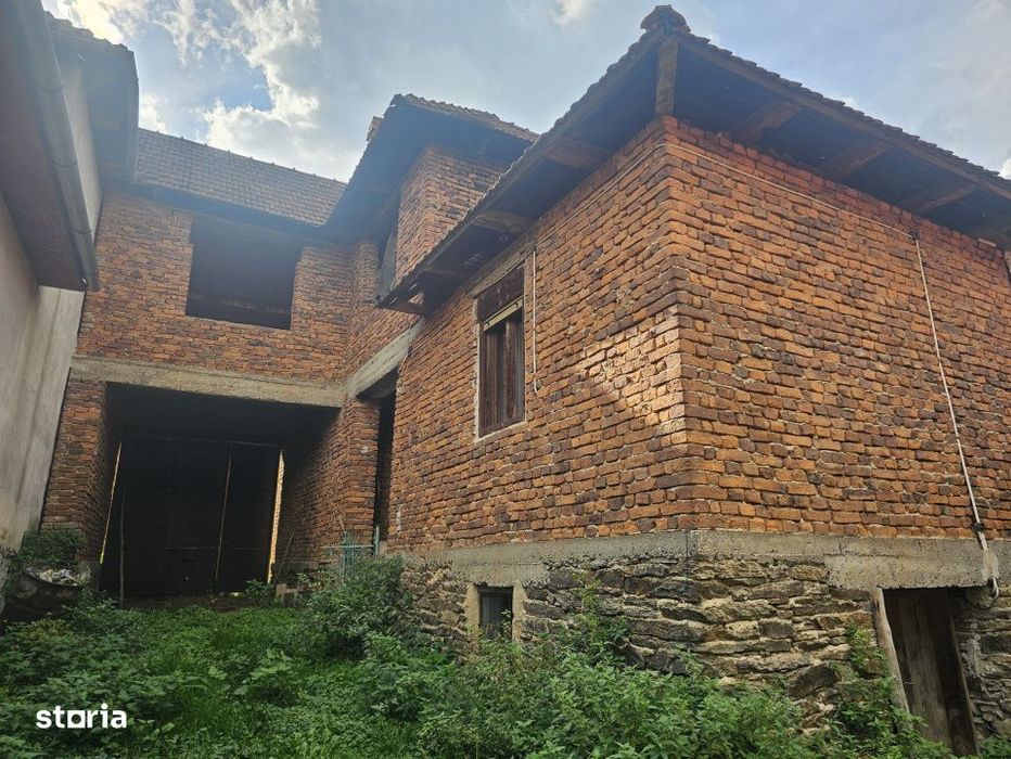 Casa de vacanta in rosu + 6400 mp teren