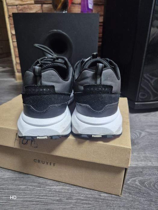 Маратонки CRUYFF номер 42 е топ състояние.Намалени.