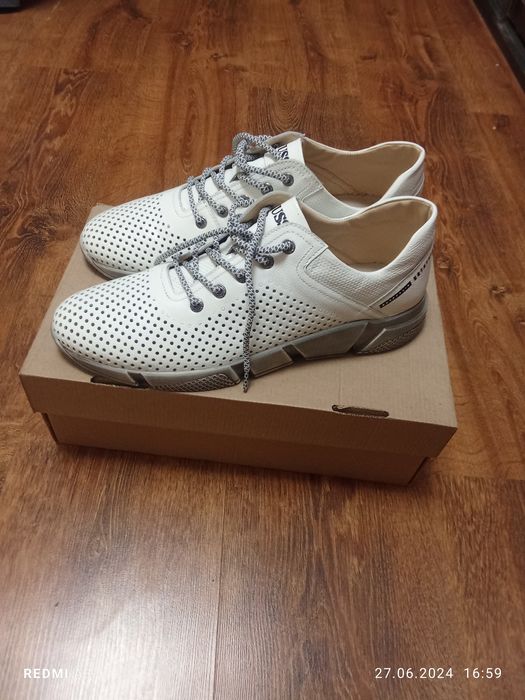 Продам кроссовки