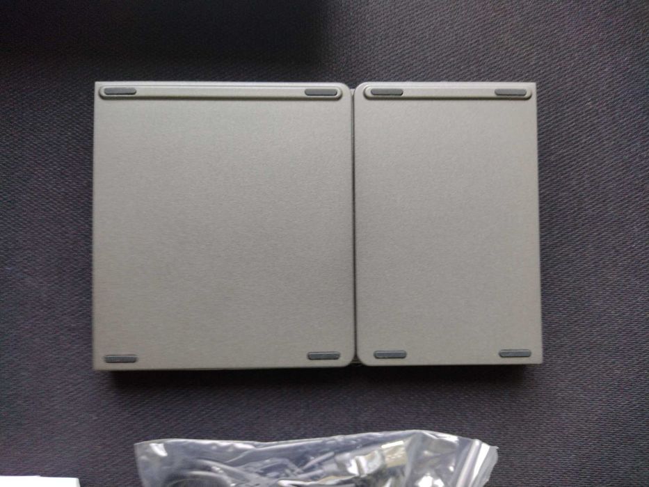 Tastatură bluetooth pliabilă cu touchpad.