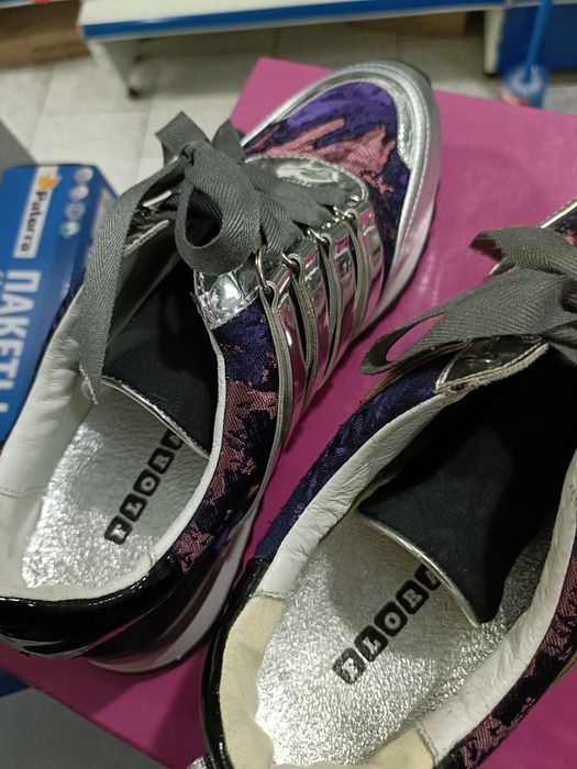 Продам кроссовки женские