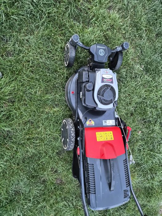 Mașină de tuns iarba