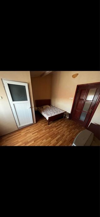 Inchiriez camera in vila