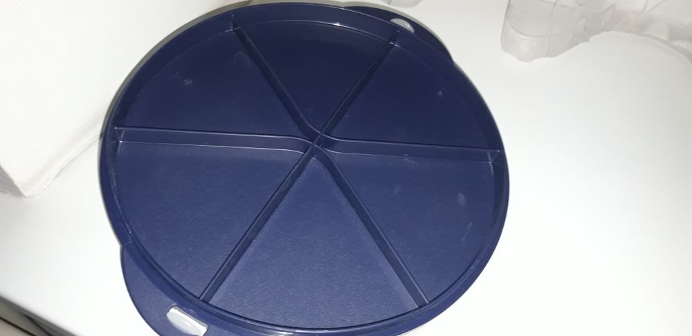 Тортница от компании Tupperware