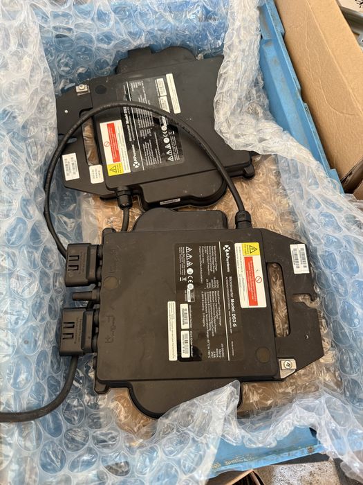Vand microinvertoare apsystem 2 bucati si 1 hoqmiles stare noua