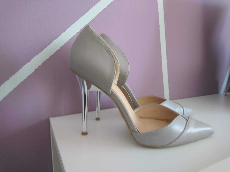 Босоножки на каблуке