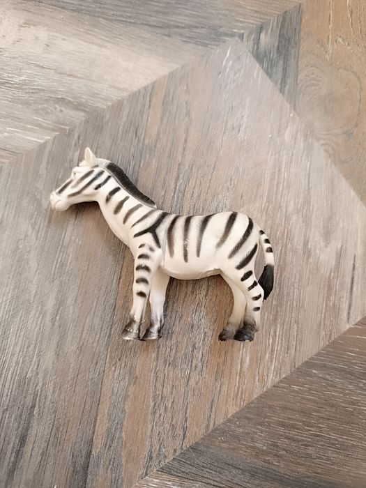 Продам б/у игрушки: фигуры животных