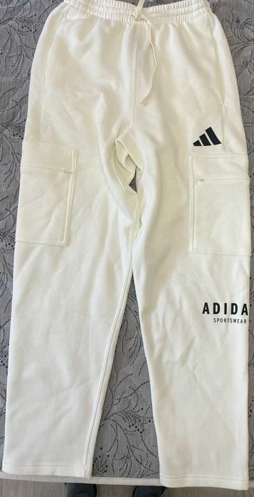 Adidas дрехи от фалирал магазин