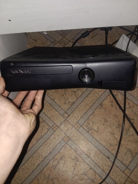 Продам игровую приставку Xbox 360 slim