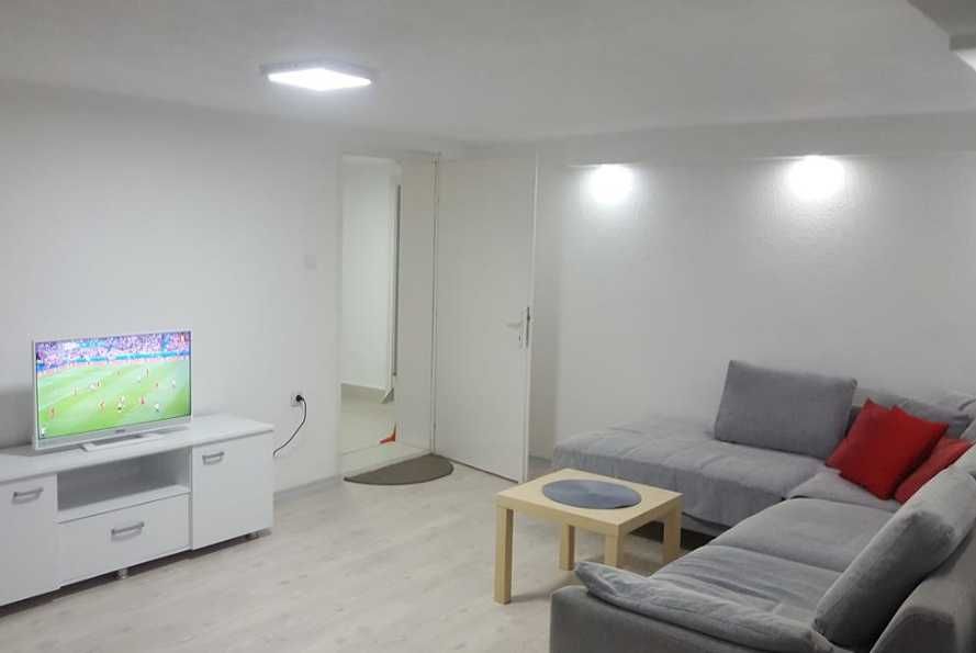 Дава се под наем Тристаен апартамент в Пловдив, Мараша - 90 кв.м за 336.6 € - Снимка #2