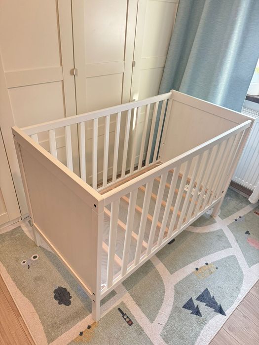 Vând pătuț Ikea Sundvik alb + saltea cocos (stare foarte bună, ambele)