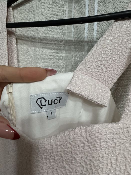 Официална рокля на Lucy