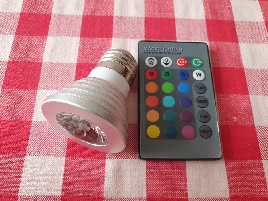 Bec led color cu telecomanda