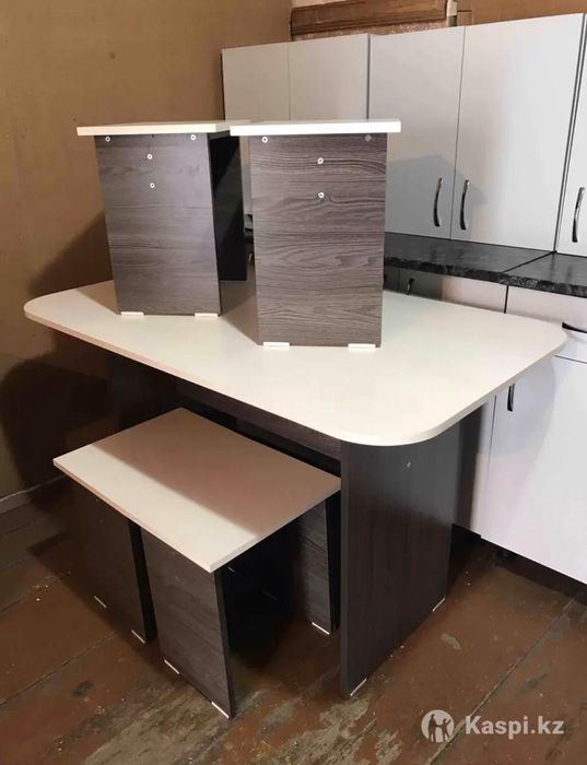 Продам стол кухонный+4    табуретки
