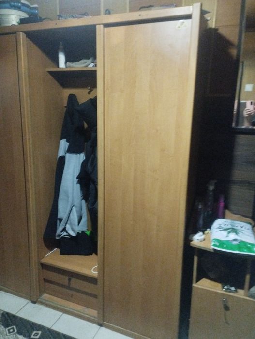 Продам шкафы угловые