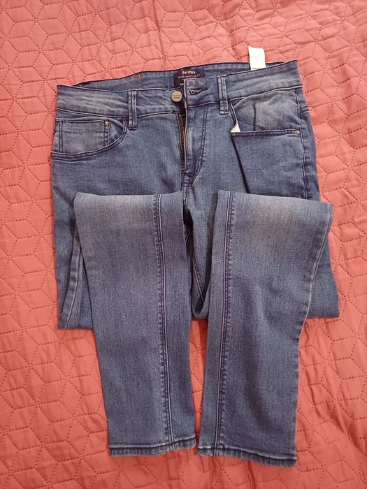 Vand blugi de bărbați, Bershka, noi, nepurtati.