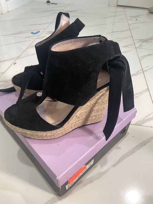 Продам босоножки замшевые