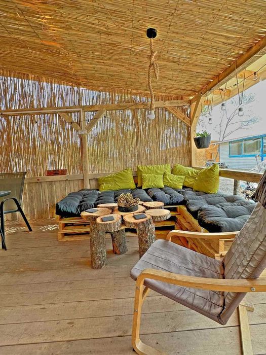 Стационарна каравана с голяма веранда на Градина