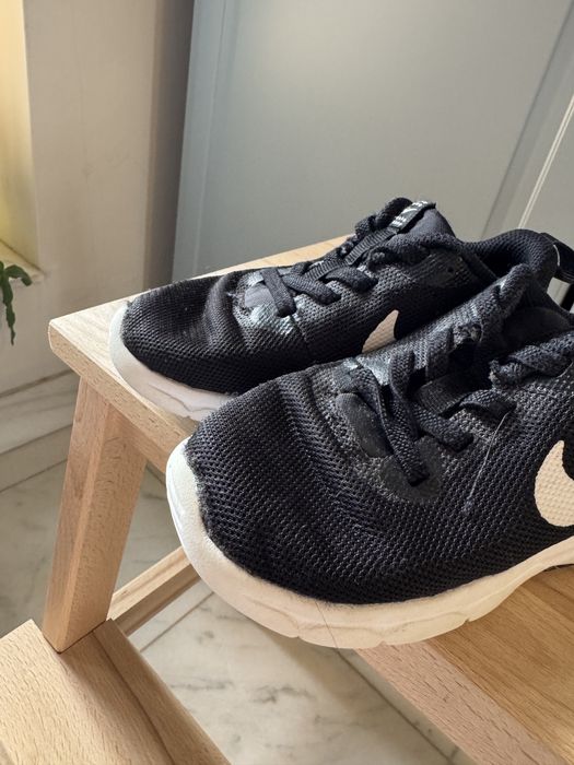 Adidasi fara siret Nike marimea 27